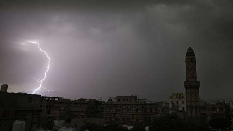 Para calcular a probabilidade de precipitação, diferentes fatores meteorológicos são levados em consideração