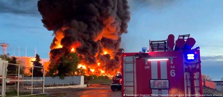 O fogo se espalhou por uma área de quase mil metros quadrados 