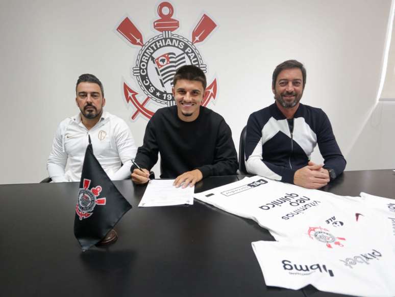 Corinthians acerta contrato profissional com destaque da base, que