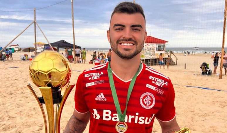 Raphael, from Internacional, is planning a season in beach soccer