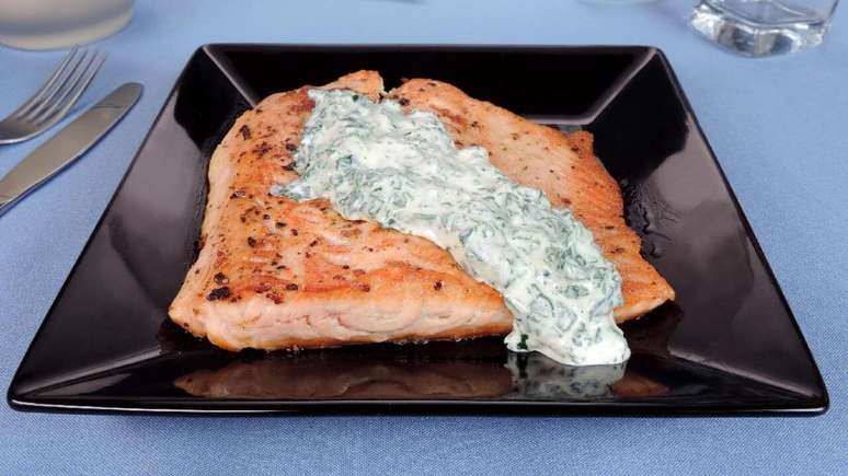Salmon with spinach sauce