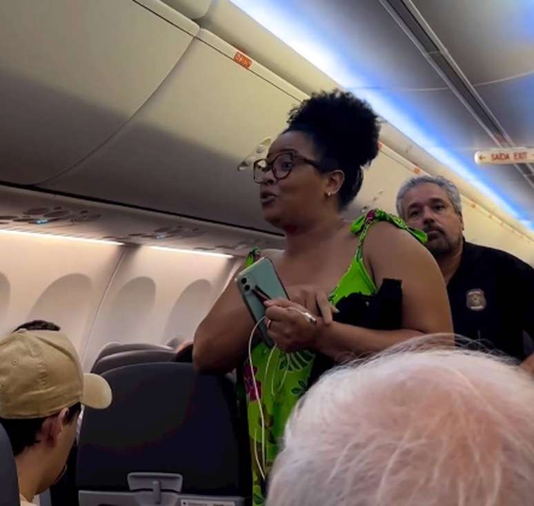 Uma mulher negra foi obrigada a se retirar de um avião da Gol, após ter dificuldade para guardar sua mochila no compartimento de bagagens dentro da aeronave.