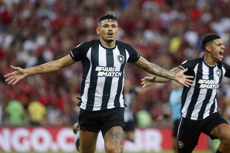 Botafogo vence, quebra tabu e pula para a vice-liderança da Série