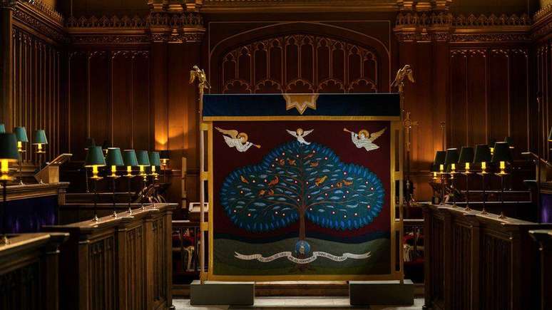 This screen will hide the moment when the monarch is anointed with holy oil, a tradition that dates back to the 7th and 8th centuries and signifies that the king has been chosen by God. This screen will hide the moment when the monarch is anointed with holy oil, a tradition that dates back to the 7th and 8th centuries and signifies that the king has been chosen by God.