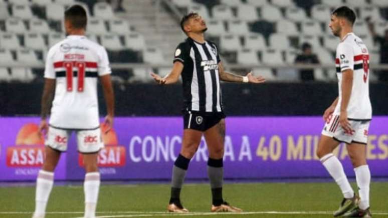 Tiquinho Soares agradece após gol contra o São Paulo (Foto: Vítor Silva/Botafogo)