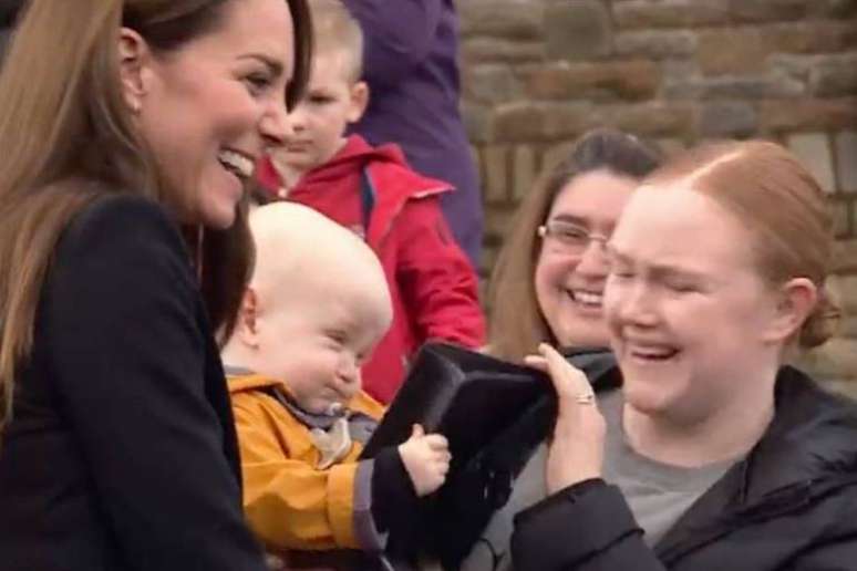 Baby grabs Kate Middleton’s purse and tries to bite it;  Watch the video