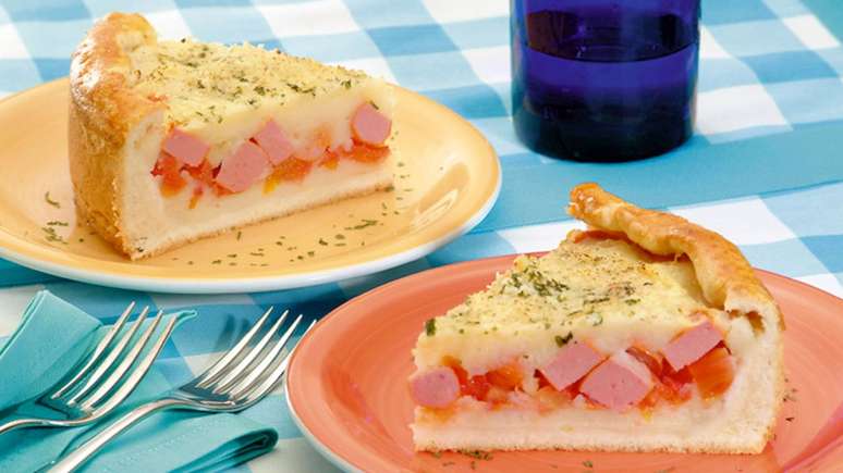 Torta de salsicha com pur&ecirc; e tomate