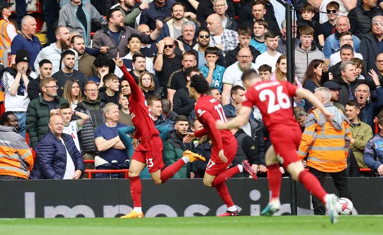 Liverpool vence Crystal Palace de virada e assume a liderança
