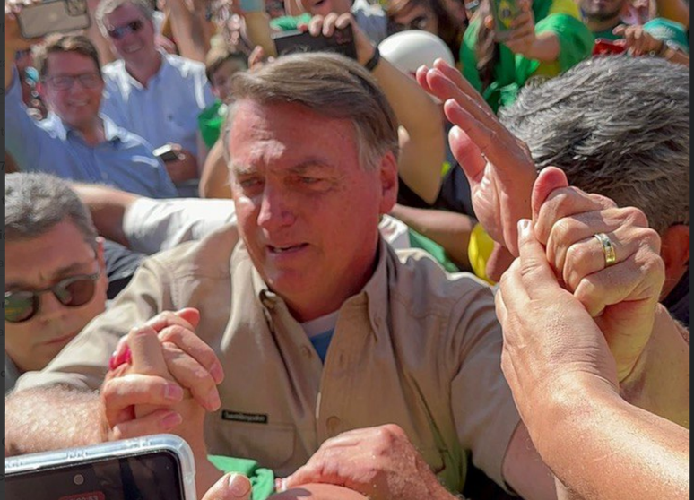 Bolsonaro é recebido por apoiadores ao desembarcar em Ribeirão Preto 