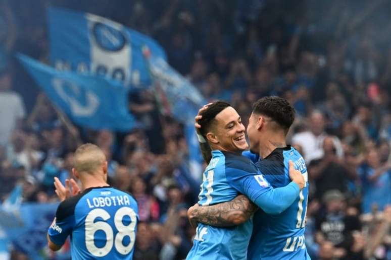 Olivera e Raspadori celebram gol (Foto: Filippo MONTEFORTE / AFP)