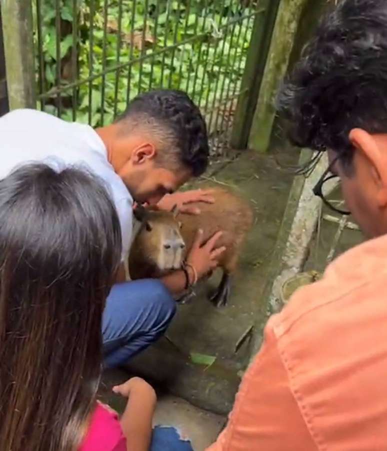 Influenciador consegue guarda provisória da Capivara Filó; entenda a disputa