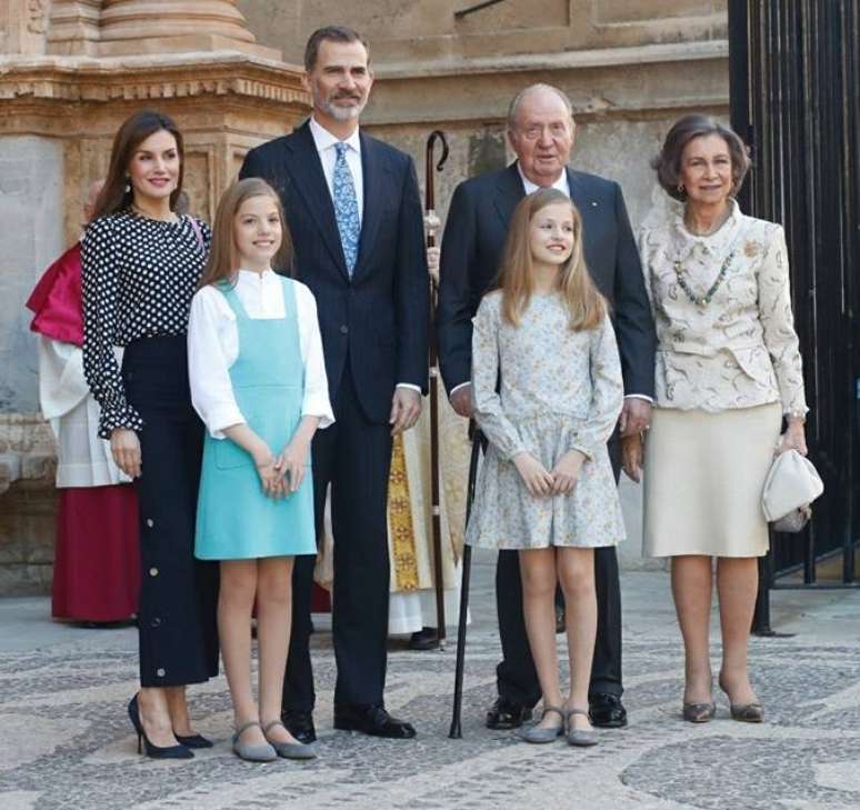 A rainha Letizia, o rei Felipe, o rei emérito Juan Carlos, a rainha emérita Sofia, a princesa herdeira Leonor e a infanta Sofia: a felicidade é só aparente