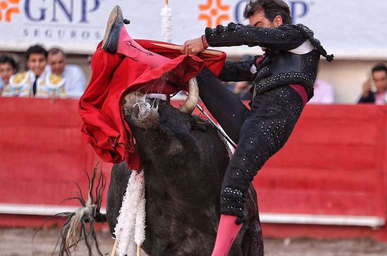 Toureiro mexicano ficou ferido após levar chifrada