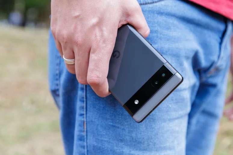 Pixel 7a should maintain the same visual identity as Google (Image: Ivo Meneghel Jr/Canaltech) Pixel 7a should maintain the same visual identity as Google (Image: Ivo Meneghel Jr/Canaltech)