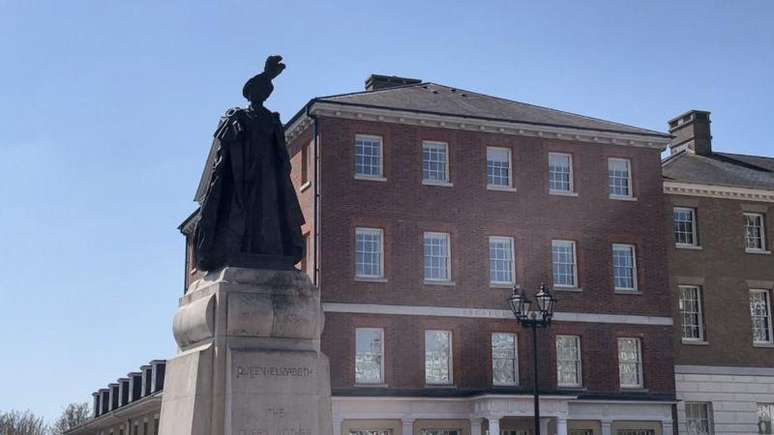 A socióloga Laura Clancy diz que os monumentos de Poundbury — como esta estátua da Rainha Mãe — revelam que, para Charles, a Coroa continua sendo um elemento essencial em sua visão da Grã-Bretanha