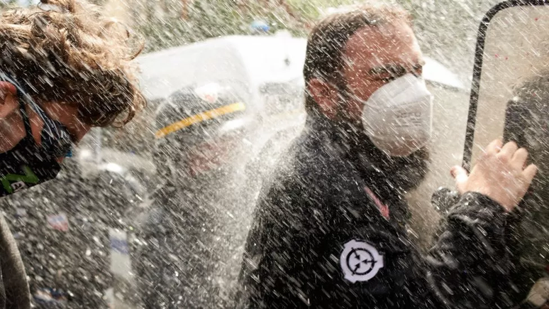 Polícia usou canhão de água contra manifestantes em Toulouse