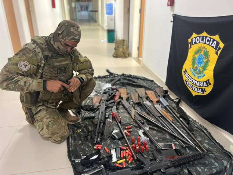 A Polícia Rodoviária Federal divulgou imagens dos armamentos apreendidos