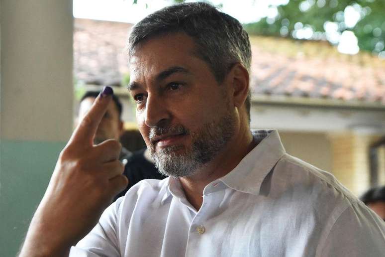 Mario Abdo Benitez, mostra o dedo tatuado ap&oacute;s votar na escola Republica de Chile, em Assun&ccedil;&atilde;o, em 30 de abril de 2023, durante as elei&ccedil;&otilde;es presidenciais