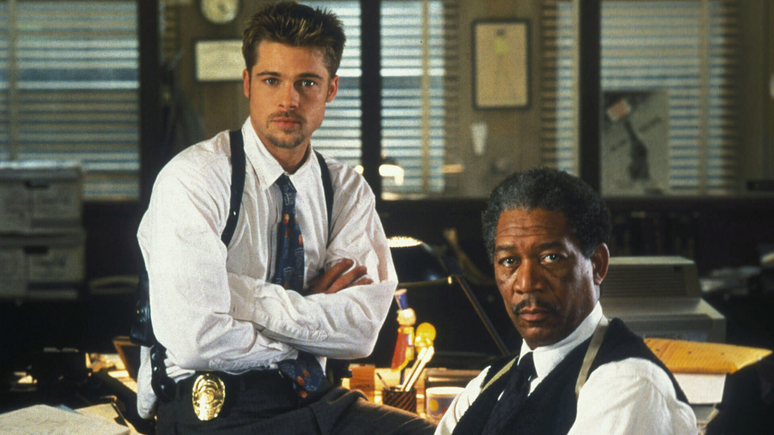 Brad Pitt e Morgan Freeman em cena de Seven - Os Sete Crimes Capitais.