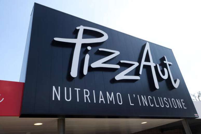 Pizzaria teve cerimônia há um mês, mas só foi aberta ao público hoje