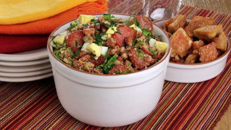 Feij&atilde;o tropeiro com couve