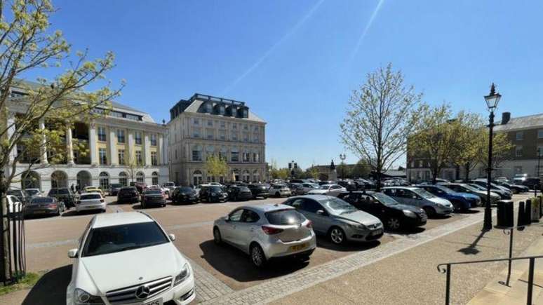 Apesar do plano de fazer de Poundbury uma cidade sobretudo caminhável, chama a atenção a quantidade de carros