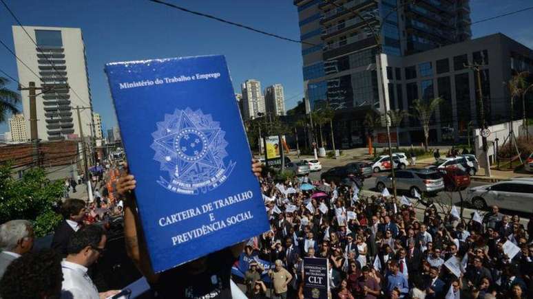 manifestação com imagem da carteira de trabalho