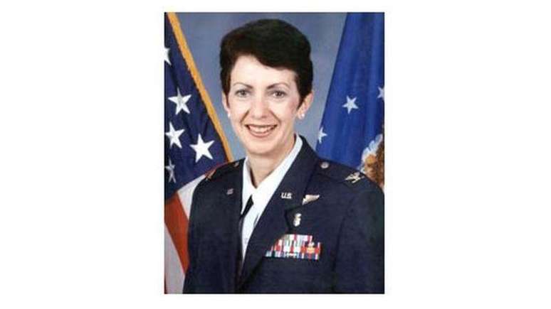 A Coronel Regina Aune foi a primeira mulher a receber o Pr&ecirc;mio Cheney da For&ccedil;a A&eacute;rea dos Estados Unidos