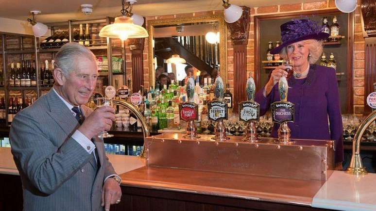 O então príncipe Charles e Camilla em um pub no centro da cidade