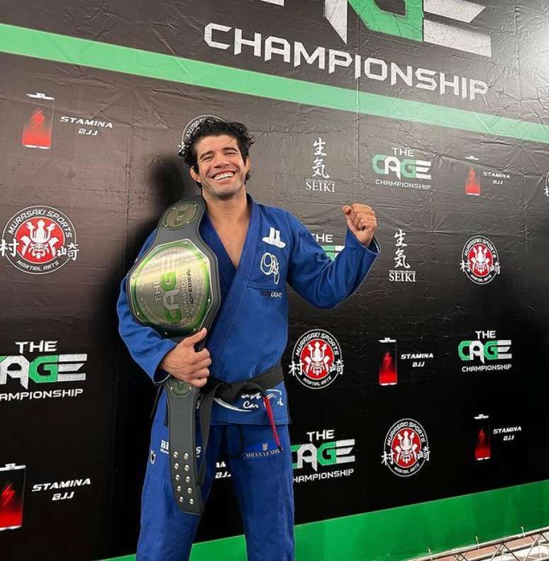 Caio Almeida, o irmão do meio, em foto após ganhar mais um campeonato no domingo de Páscoa deste ano