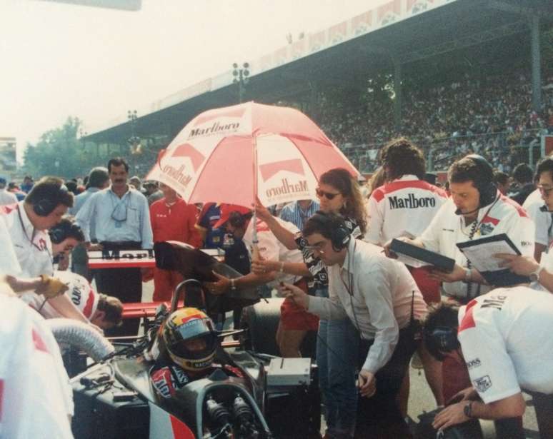 Betise Assumpção segurando o guarda sol no grid de Monza de 1992