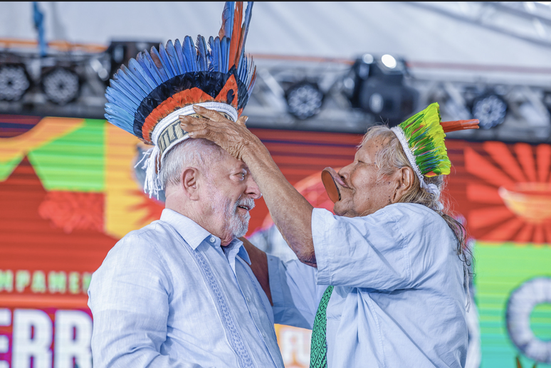 Cacique Raoni coloca cocar em Lula durante cerimônia de demarcação de terras indígenas