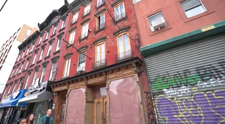 Naked dining restaurant becomes a New York fad