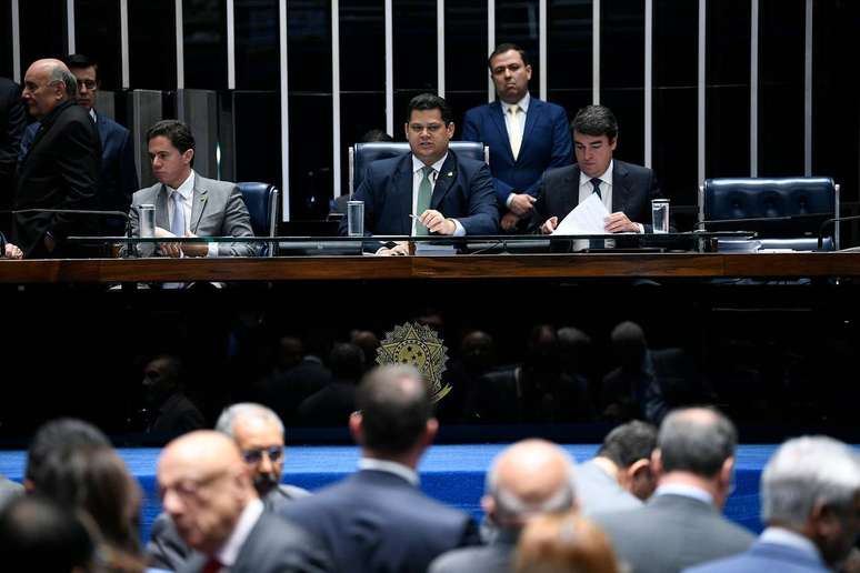 Davi Alcolumbre coordenou a sessão no plenário do Senado para votação dos destaques ao texto da Previdência.