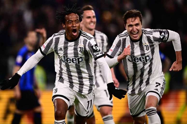 Chiesa celebra gol de Cuadrado pela Juve (Foto: MARCO BERTORELLO / AFP)