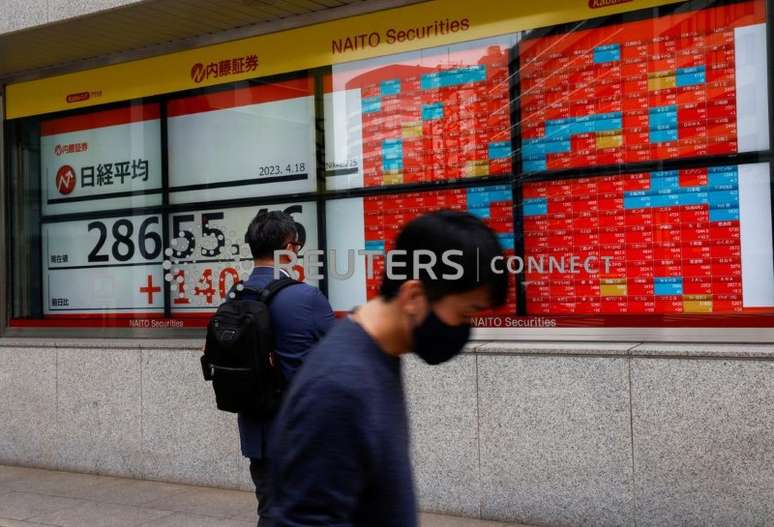 Most Japanese stocks pull back amid banking jitters ahead of the holidays