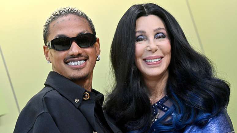 Relacionamento de Cher com rapper 40 anos mais novo chega ao fim, diz site