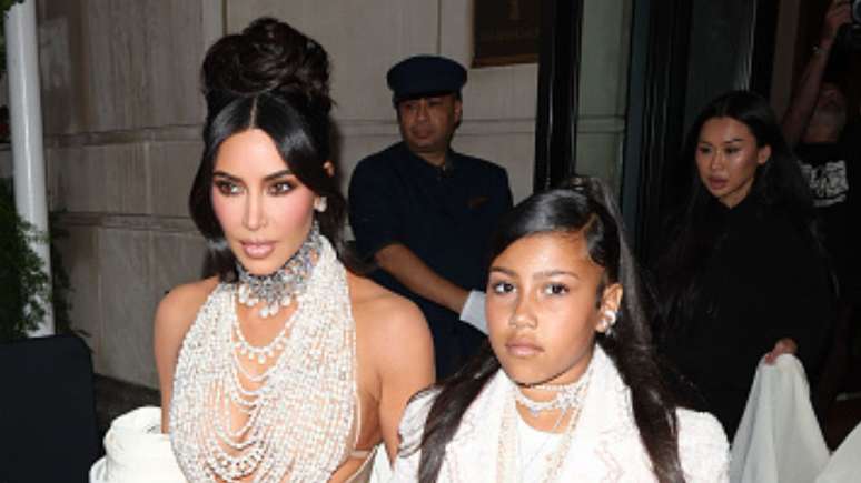 Por que North West esperou no carro enquanto Kim Kardashian desfilava pelo red carpet do Met Gala?