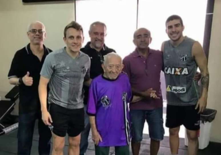 Seu Chico, torcedor do Ceará, em momento nos bastidores do clube nordestino (Foto: Arquivo Pessoal)