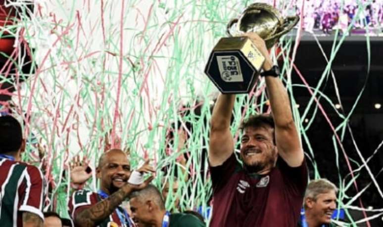 Fernando Diniz lifts the Carioca trophy: first title in an elite club (Photo: Marcelo Gonçalves/ Fluminense) Fernando Diniz lifts the Carioca trophy: first title in an elite club (Photo: Marcelo Gonçalves/ Fluminense)