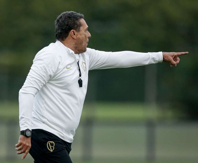 Cicinho sees Luxembourg as a solution to free Corinthians from relegation