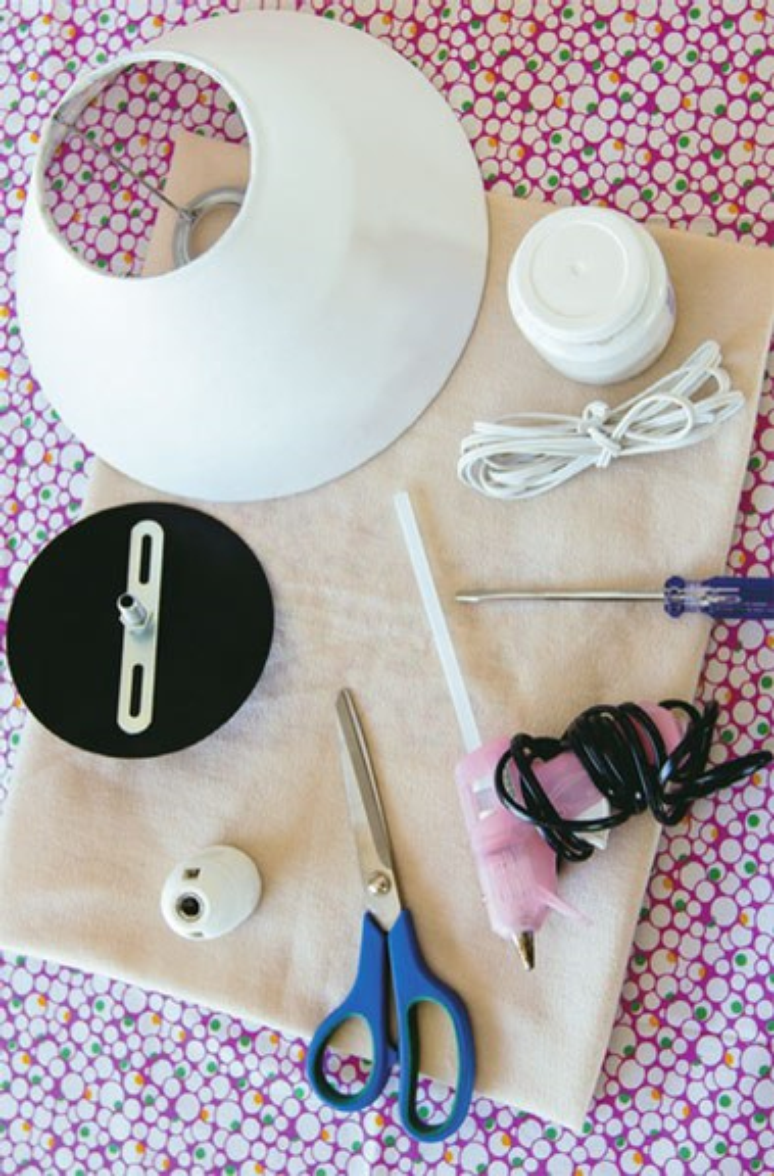 Create your felt lamp with butterfly applications