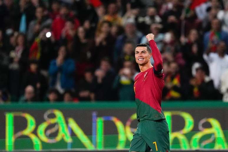 Cristiano Ronaldo se torna o jogador de futebol mais bem pago de