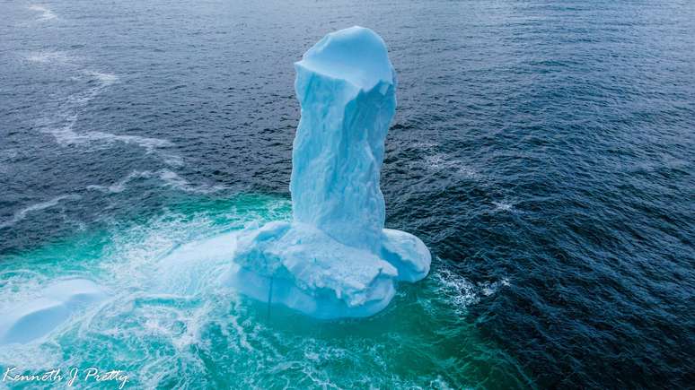 Iceberg registrado na costa do Canadá