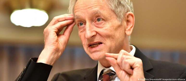 AI pioneer leaves Google and warns of risks to humanity