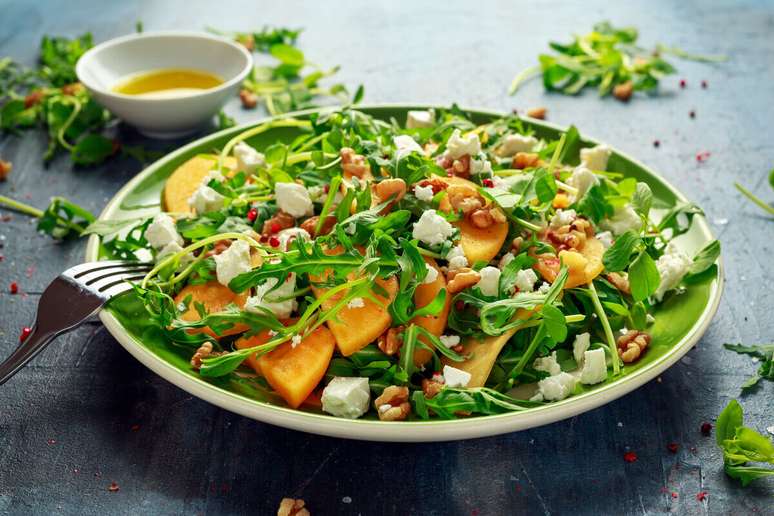 Salada de caqui com rúcula e nozes 