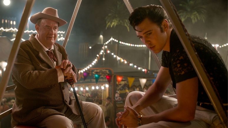 Tom Hanks e Austin Butler em cena de Elvis.
