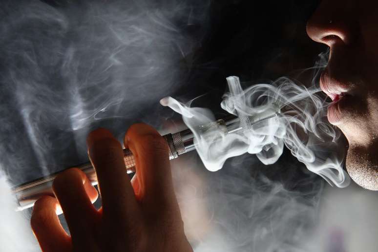 Australia announces crackdown on e-cigarettes