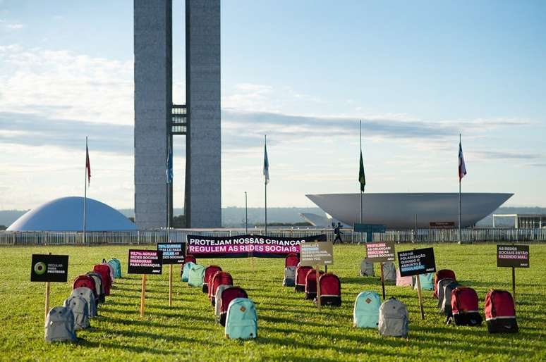 Protesto com mochilas em frente ao Congresso Nacional pede regulação das redes sociais