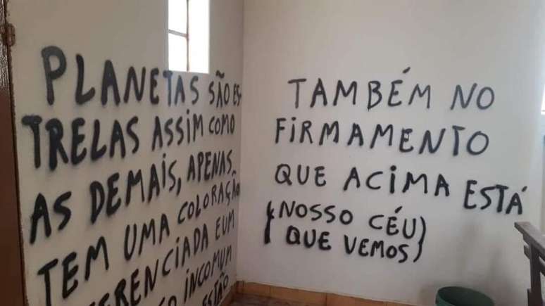 Foram escritas frases com conspirações terraplanistas, além de insultos às imagens da capela